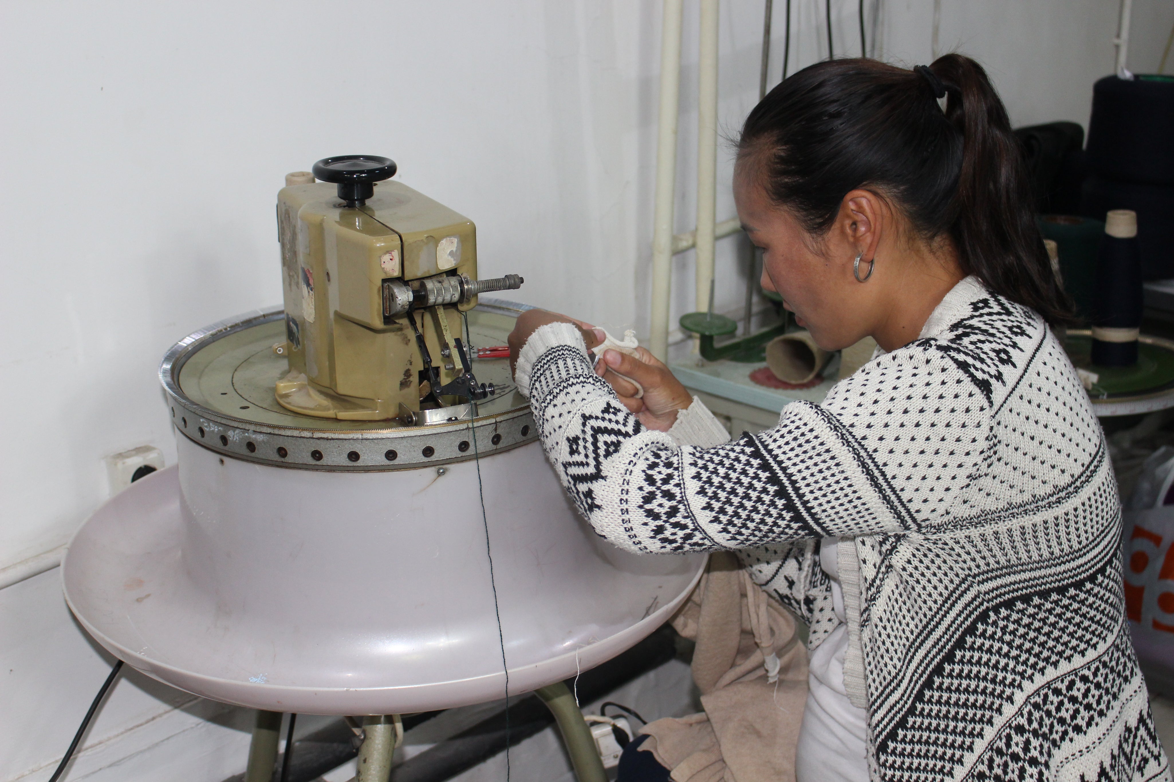 Cashmere_making_1_fe3c9ed9-b3f9-4d9c-9569-2d9d3ec40ea2.jpg